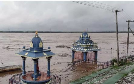  The Raging Godavari At Bhadrachalam-TeluguStop.com