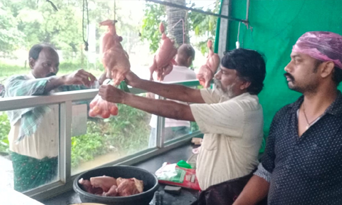  Half Kg Tomatoes Free If You Buy One Kg Chicken In East Godavari Details, Latest-TeluguStop.com