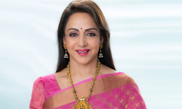 Hema Malini About Bollywood Director Hema Malini About Bollywood Director-TeluguStop.com