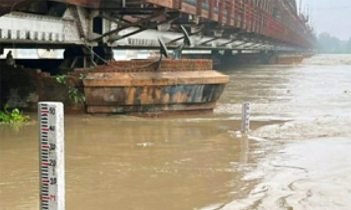  Huge Rains In Telangana For Three Days, Huge Rains , Telangana , Red Alert, Weat-TeluguStop.com