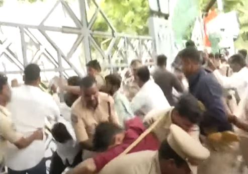  Tension In Front Of Hyderabad Ghmc Office-TeluguStop.com