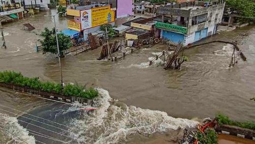  17 People Lost Their Lives In Floods In Warangal District-TeluguStop.com