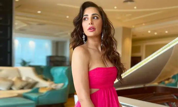  Nargis Fakhri Recalls Living Haunted Mumbai Flat-TeluguStop.com