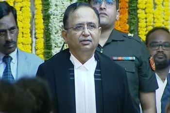  Alok Aaradhe Sworn In As Telangana High Court Cj-TeluguStop.com