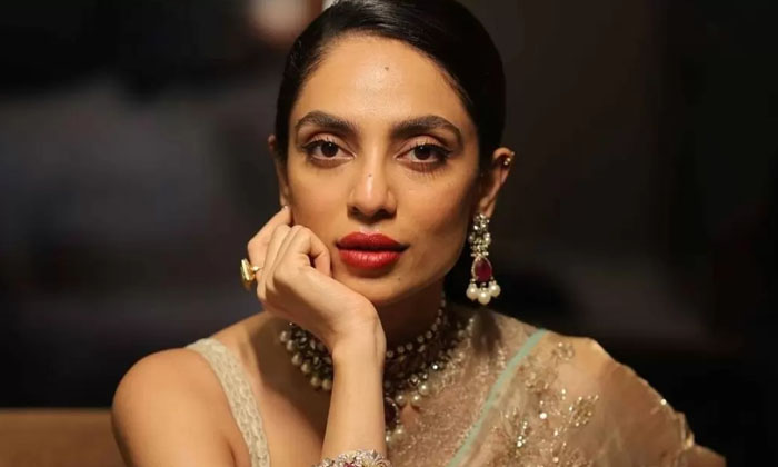  Actress Sobhita Dhulipala Decide Career Coin Toss-TeluguStop.com