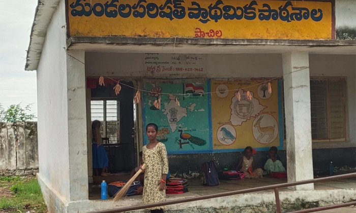  Students Are Sweepers In Govt School, Students ,sweepers ,govt School, Yadadri B-TeluguStop.com