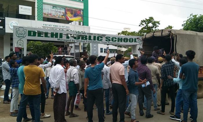  Students Union Protest For Bandh At International Delhi Public School Khammam,,-TeluguStop.com