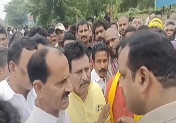 High Tension In Peddapuram Of Kakinada District High Tension In Peddapuram Of Kakinada District-TeluguStop.com