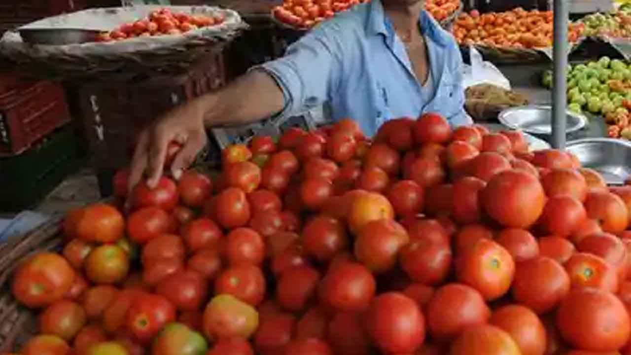  Telangana : 20 Kg Tomatoes Robbed From Vendor-TeluguStop.com