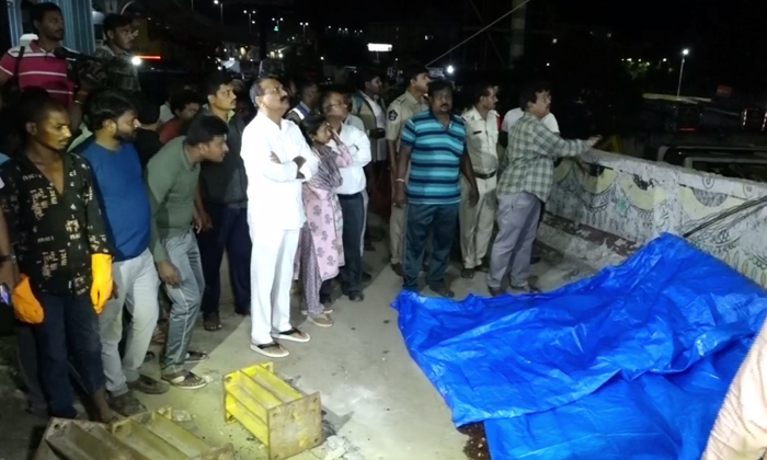  Two Workers Died During Srinivasa Setu Fly Over Works, Two Workers Died ,sriniva-TeluguStop.com