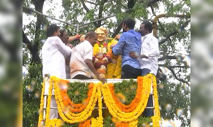 Vangaveeti Radhakrishna Pays Tribute To Vangaveeti Mohana Ranga 76th Birth Anniv Vangaveeti Radhakrishna Pays Tribute To Vangaveeti Mohana Ranga 76th Birth Anniv-TeluguStop.com