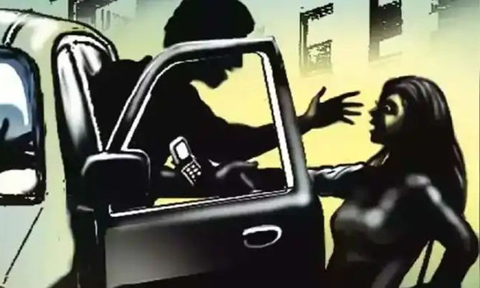  Woman Molested In Car After Giving Lift In Hyderabad Details, Woman Molested , C-TeluguStop.com