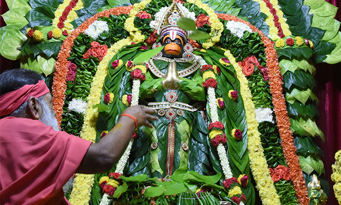  Worshiping Anjaneya Swamy On Shravan Saturday Like This Will Solve All Your Prob-TeluguStop.com