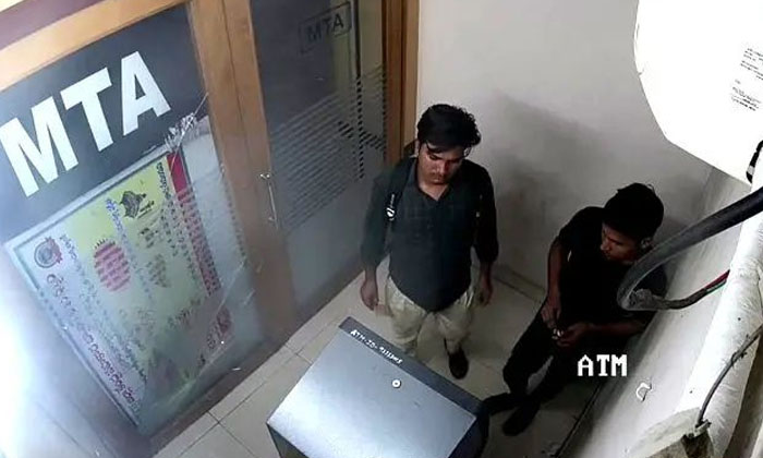  Scammers Who Withdrew Rs. 6.96 Lakhs From Bank Atms With Technology..! , Thallad-TeluguStop.com