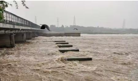  Yamuna River Reaches Danger Mark Floods Threat To Delhi-TeluguStop.com