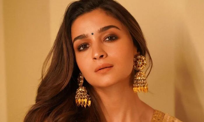  Bollywood Superstar Alia Bhatt One Most Popular Actress Business-TeluguStop.com