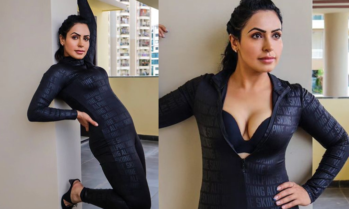  Netizens Trolls On Actress Nandini Rai Hot Photoshoot-TeluguStop.com