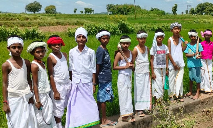  Students Dressed As Peasants-TeluguStop.com