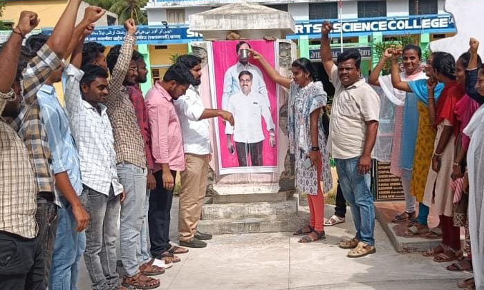  Students Of Sr Bgnr College Who Performed Palabhishekam For Minister Puvwadas P-TeluguStop.com