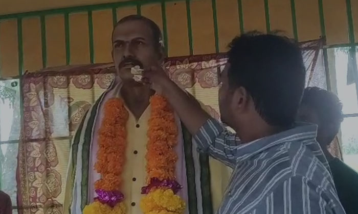  Son's Birthday Celebrations At Father's Statue , Ambedkar Konaseema District ,-TeluguStop.com