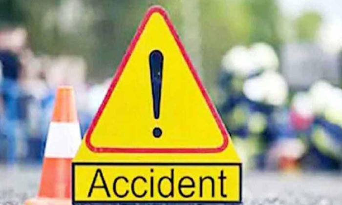  Car Accident On Visakha Beach Road Kills Youth ,crime News, Road Accident, Visha-TeluguStop.com