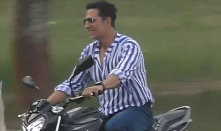  Video Of Akshay Kumar’s Enthusiastic Bike Ride And Fan Interaction Goes Vi-TeluguStop.com