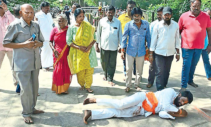  A Fan Of Chiranjeevi Reached Tirumala With Sticks, Chiranjeevi, Eswar Royal, Bho-TeluguStop.com