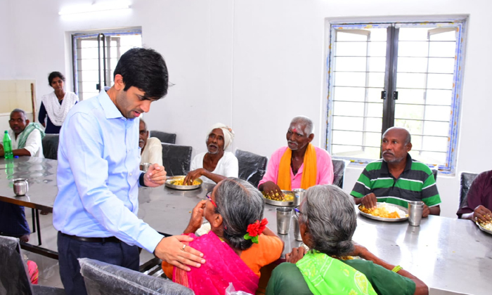  Collector's Warm Welcome To The pandutakula Of Mandapalli Government Old Age Ash-TeluguStop.com