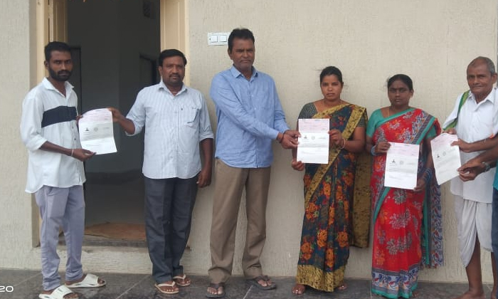  Distribution Of Cm Relief Fund Checks In Vantadupu , Cm Relief Fund-TeluguStop.com