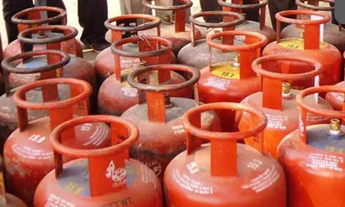  Gas Dealers Blackmail...! , Gas Dealers , Central Govt , Huzur Nagar-TeluguStop.com