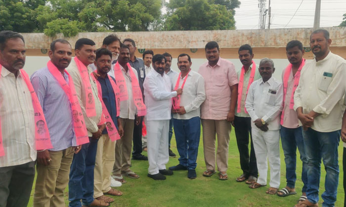  Bjp Workers Who Joined Brs-TeluguStop.com