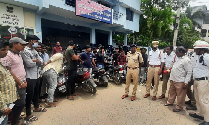  Khammam Traffic Police Seized 200 Vehicles That Were Running In Violation Of The-TeluguStop.com