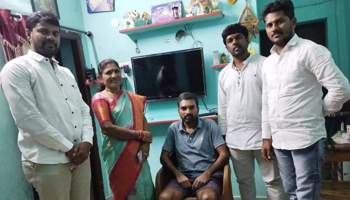  Leaders Of Sarvai Papanna Mokudebba Gowda Welfare Association Visited The Injure-TeluguStop.com