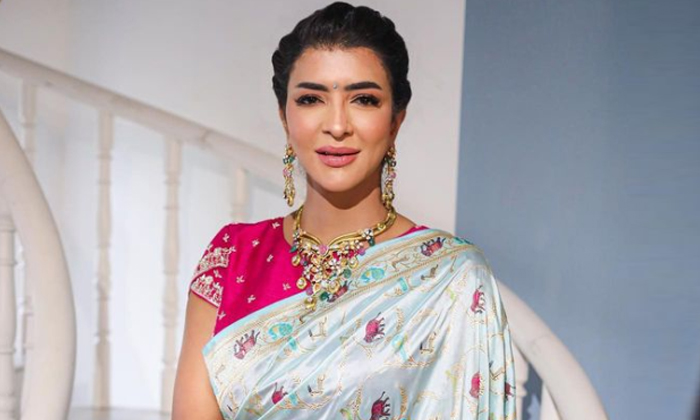  Heroine Manchu Lakshmi Thighs Photos Viral Social Media-TeluguStop.com