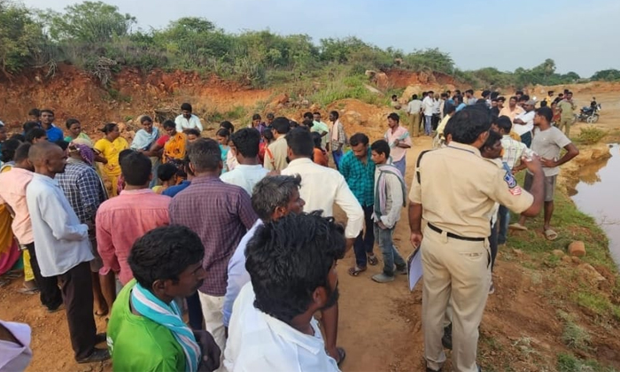  Mud Pits That Have Become Death Pits, Mud Pits , Death Pits, Suryapet , Kodada-TeluguStop.com