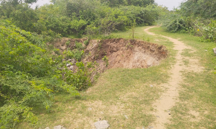  Nsp Canal Embankment Is A Danger , Nsp Canal-TeluguStop.com