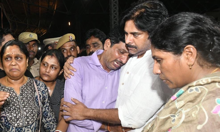  Pawan Kalyan Paid Tribute To Gaddar's Mortal Remains At Lb Stadium In Hyderabad-TeluguStop.com