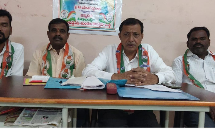  People Are Being Deceived By Caste Bands - District Incharge Of Congress Party K-TeluguStop.com