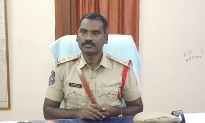 Police Raids On Illegal Moneylenders , Police Raids , Dsp Uday Reddy Police Raids On Illegal Moneylenders , Police Raids , Dsp Uday Reddy-TeluguStop.com