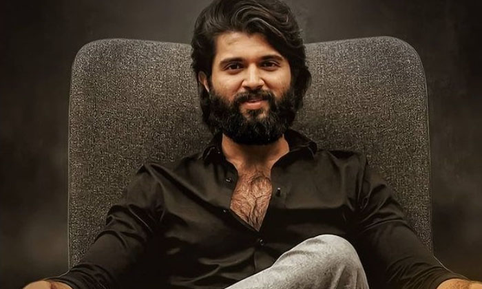  Rowdy Hero Vijay Devarakonda Who Remarries His Parents And Has Children , Vijay-TeluguStop.com