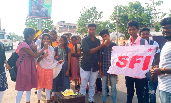  Sfi Celebrations Over Govt Degree College Sanction To Ellareddypet, Sfi , Govt D-TeluguStop.com