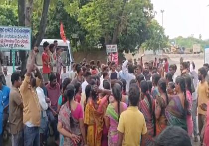  Tension At The Second Gate Of Singareni Ocp Of Peddapally District-TeluguStop.com