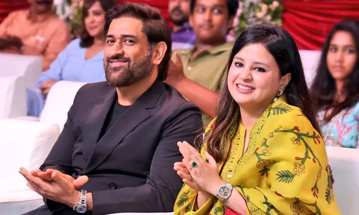  Sakshi Dhoni Reveals Why Ms Dhoni Chose Independence Day To Retire Details, Saks-TeluguStop.com