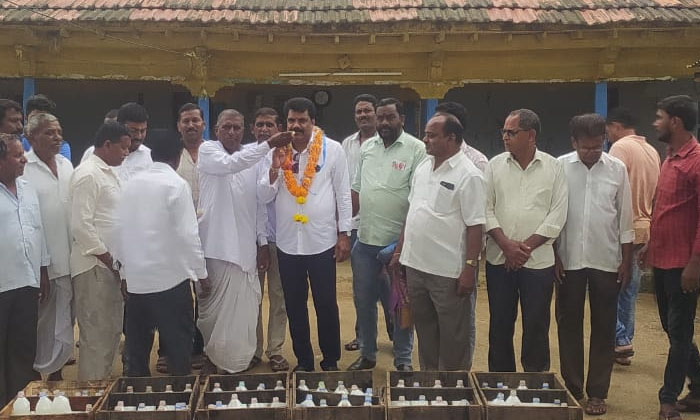  Members Of The Gowda Community Honored The Sarpanch-TeluguStop.com