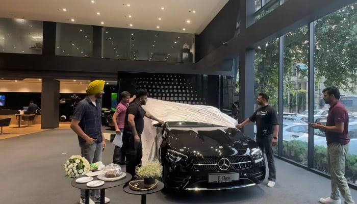  Shehnaaz Gill Surprises Her Brother, Shehbaz, With A Swanky Mercedes-benz E-clas-TeluguStop.com