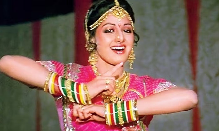  Sridevi Dual Role Movies , Sridevi, Angikaram, Vanakkatukkuriya Kadaliye , Mosag-TeluguStop.com