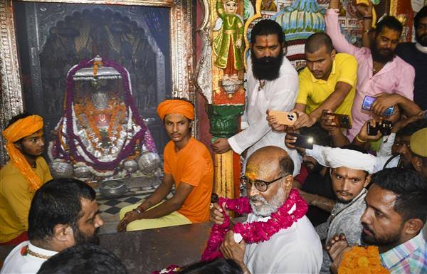  Superstar Rajinikanth Visits Ayodhya, Offers Prayers To Ram Lalla, Hanuman Garhi-TeluguStop.com