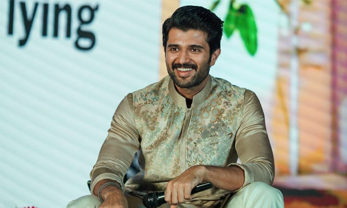  Tamil Reporter Questioned Vijay Deverakonda Details, Vijay Devarakonda, Khushi M-TeluguStop.com