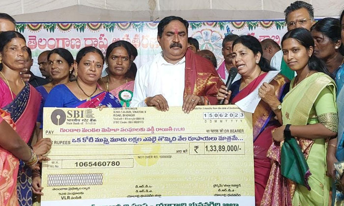  The Minister Gave The Check But The Money Was Not Deposited In The Account , Mon-TeluguStop.com