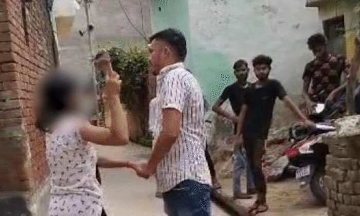  The Young Woman Slapped The Harasser In The Panchayat Netizens Are Furious , Wom-TeluguStop.com